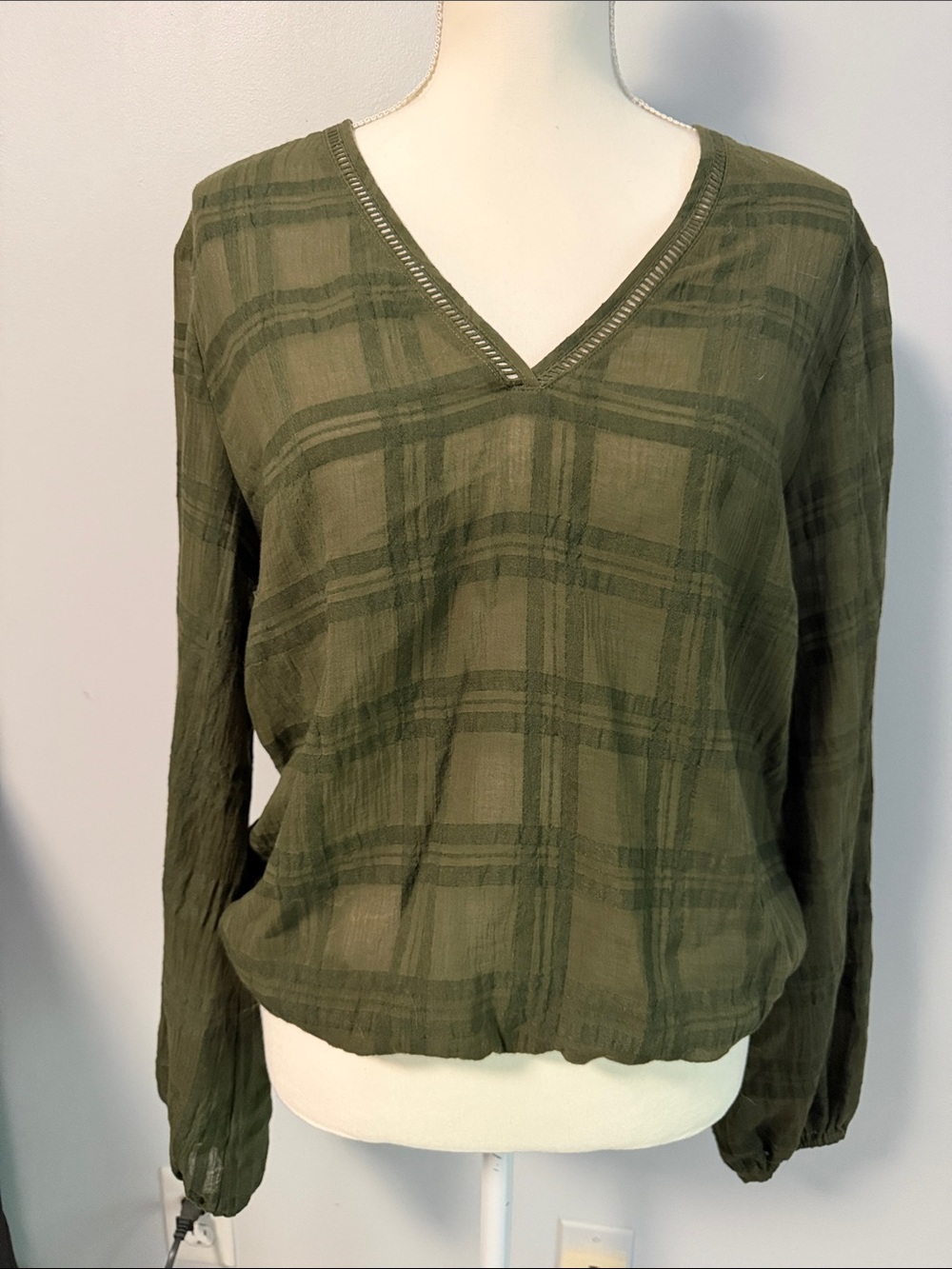 🍂 EXPRESS Plaid V-Neck Long Sleeve Top — Size M